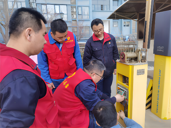 3月2日学雷锋活动现场，党员王虎强等人对小区停车场出入抬杠进行检查(1).png